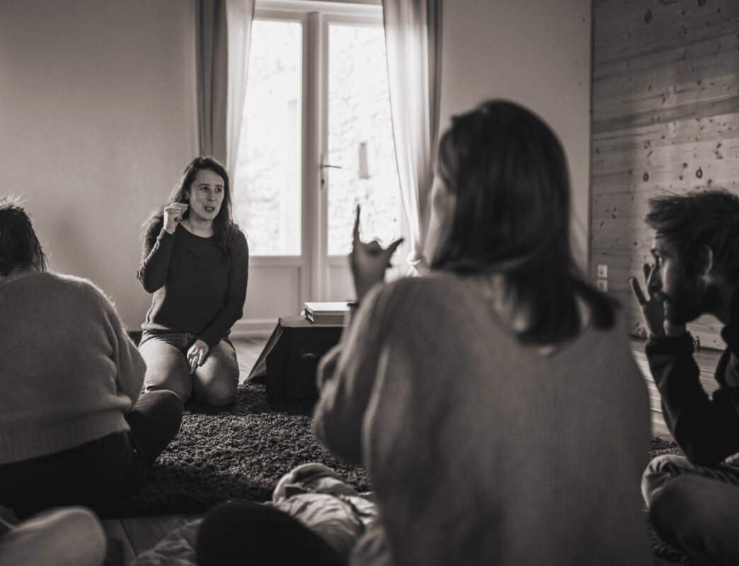La formatrice signe avec les stagiaires le signe papa