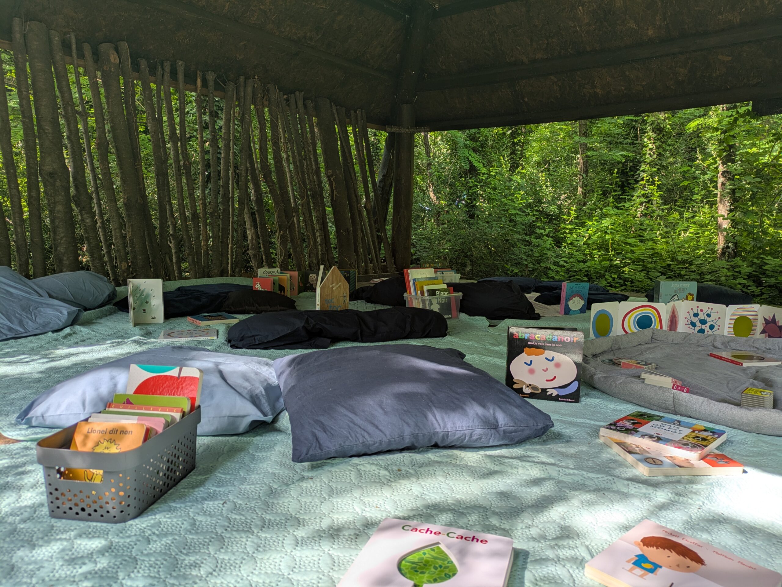 Tapis avec livres et coussins